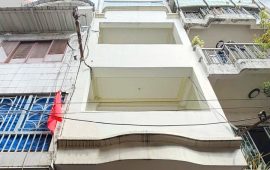Nhà bán 3 lầu, 3 phòng ngủ tại hẻm Nguyễn Biểu, Phường Chợ Quán. Diện tích 22.1m²